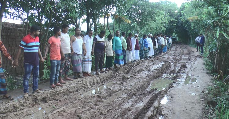 কাদাপানির সড়কে হাঁটা-চলা দায়