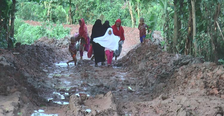 কাদাপানির সড়কে হাঁটা-চলা দায়