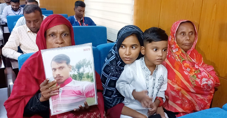 ছবি আঁকড়ে আজও কাঁদেন শহীদ পরিবারের স্বজনরা
