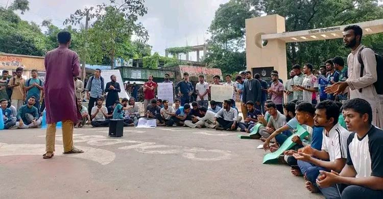 চবি শিক্ষার্থীদের ওপর হামলার প্রতিবাদে শিবিরের বিক্ষোভ