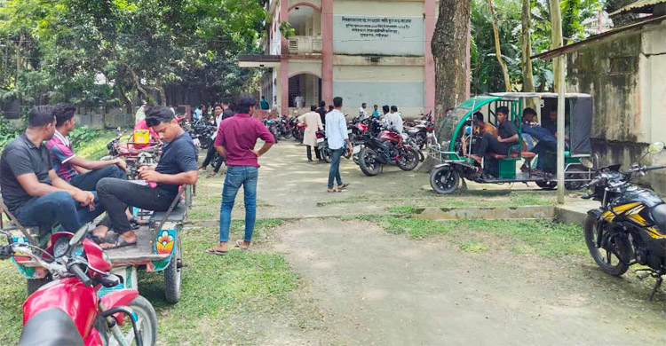 স্কুলে পাঠদান বন্ধ করে দিনভর বিএনপির সদস্য সংগ্রহ কার্যক্রম