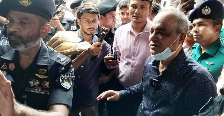 মোহাম্মদপুর কৃষিমার্কেট পরিদর্শন করলেন স্বরাষ্ট্র উপদেষ্টা