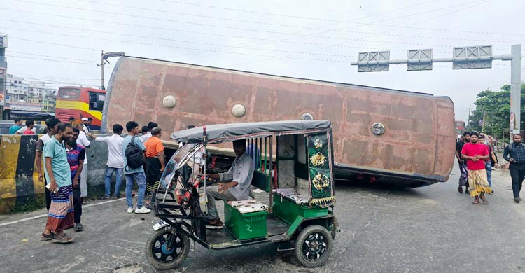 ঢাকা-চট্টগ্রাম মহাসড়কে ডিভাইডারে ধাক্কা দিয়ে উল্টে গেলো বাস