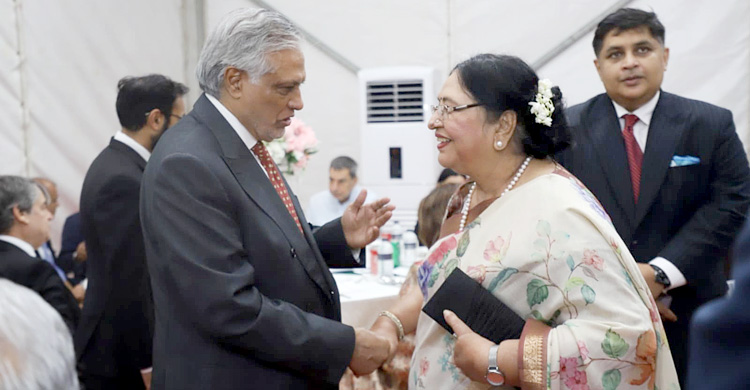 পাকিস্তানের উপপ্রধানমন্ত্রীকে যা বলেছেন ‘আম্মাজান’