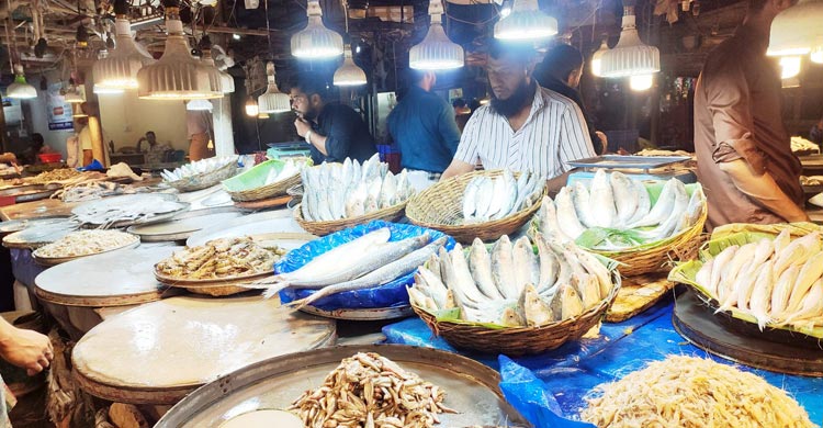 সবজির দাম কমলেও বৃষ্টিতে দেখা মিলছে না ক্রেতার