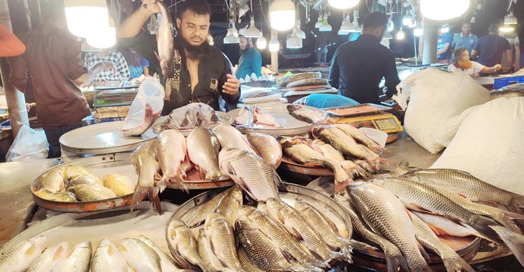 সবজির দাম কমলেও বৃষ্টিতে দেখা মিলছে না ক্রেতার