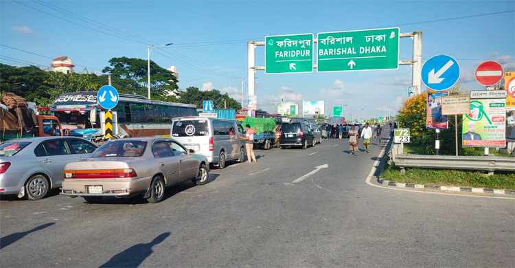 ফরিদপুরে ফের অবরোধে ঢাকার সঙ্গে দক্ষিণাঞ্চলের যান চলাচল বন্ধ
