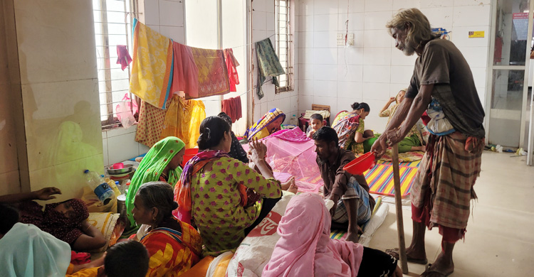 বিনামূল্যে চিকিৎসা নিতে এতে হয়রানির সাগরে পড়েন রোগীরা