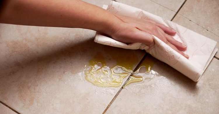 মেঝেতে তেল পড়েছে, পরিষ্কার করার সহজ উপায়