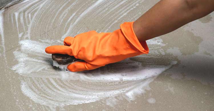 মেঝেতে তেল পড়েছে, পরিষ্কার করার সহজ উপায়