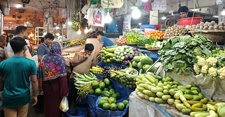কাঁচা মরিচের দাম কমেছে, বেড়েছে ডালের