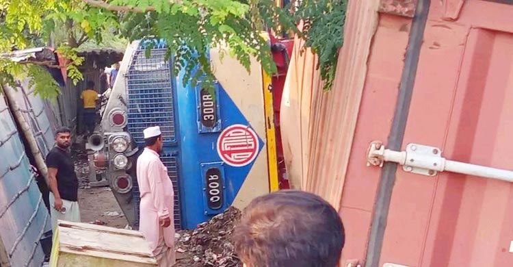 লরির ধাক্কায় উল্টে গেলো ট্রেনের ইঞ্জিন, নিরাপত্তা কর্মী নিহত