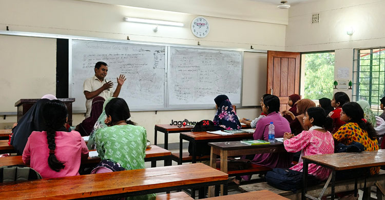 বিদ্যালয় ও ছাত্রীদের জীবন একসঙ্গে গড়ে চলেছেন শিক্ষক রতন কুমার