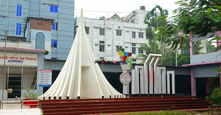 বিদ্যালয় ও ছাত্রীদের জীবন একসঙ্গে গড়ে চলেছেন শিক্ষক রতন কুমার