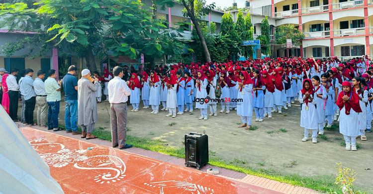 বিদ্যালয় ও ছাত্রীদের জীবন একসঙ্গে গড়ে চলেছেন শিক্ষক রতন কুমার