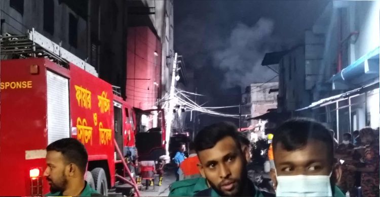 এখনো জ্বলছে আগুন, উড়ছে ধোঁয়া