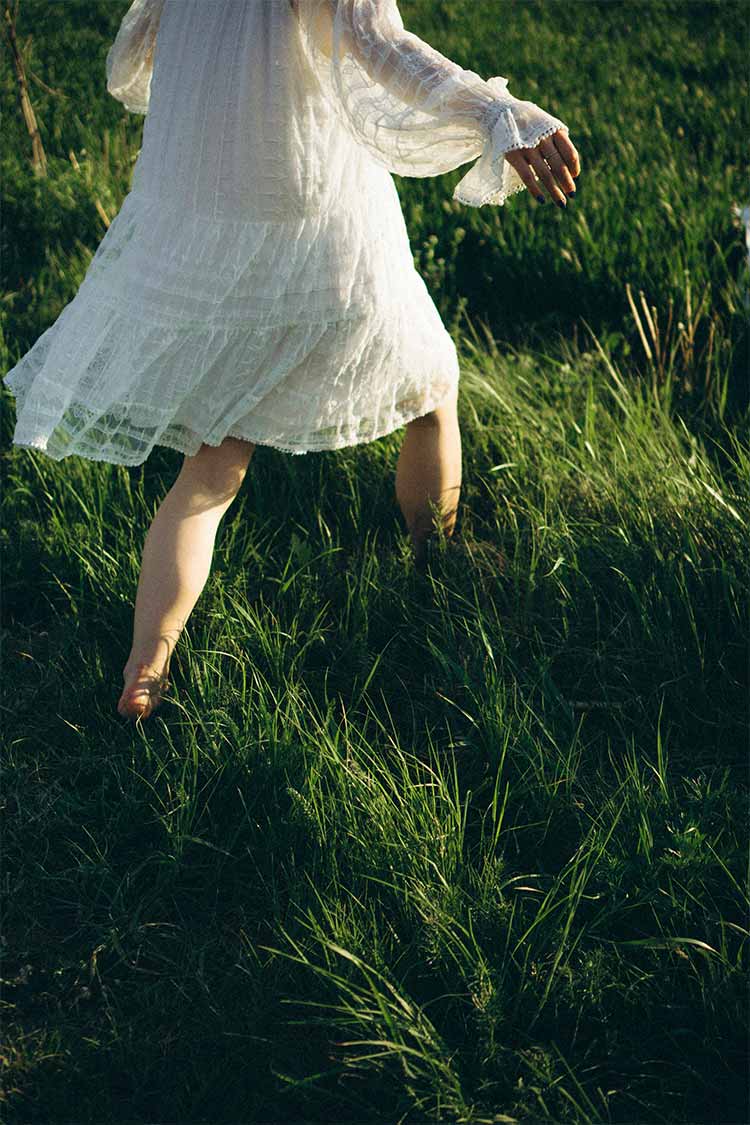 হেমন্তের সকালে খালিপায়ে শিশিরে হাঁটলে যা ঘটে