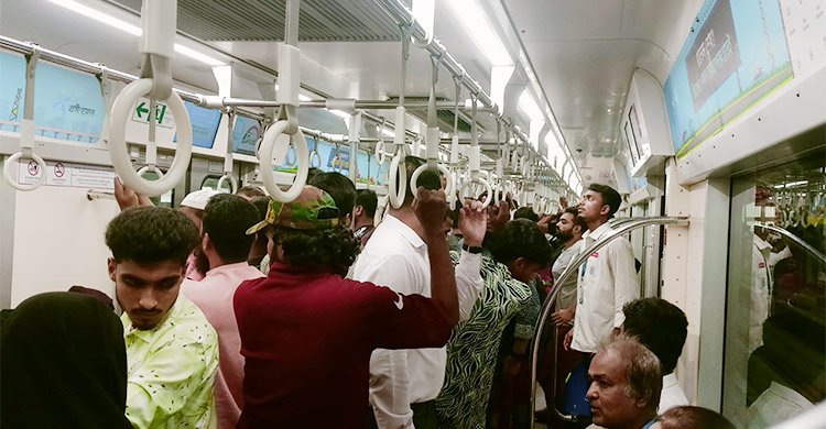 বাস ছেড়ে মেট্রোরেল স্টেশনের দিকে ছুটছেন যাত্রীরা