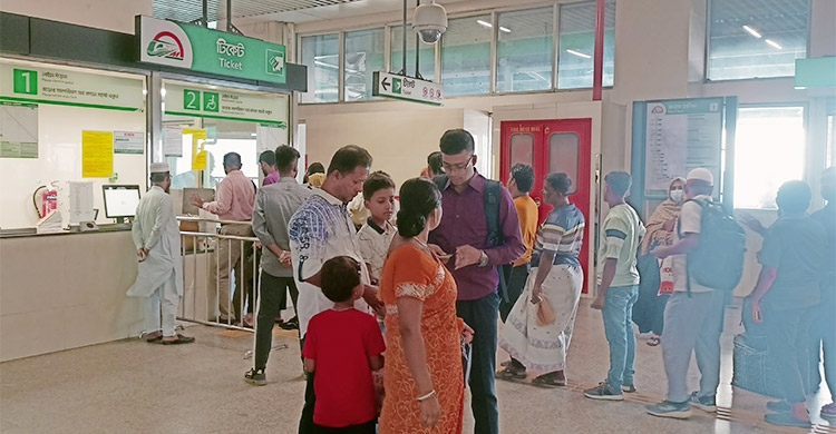 বাস ছেড়ে মেট্রোরেল স্টেশনের দিকে ছুটছেন যাত্রীরা