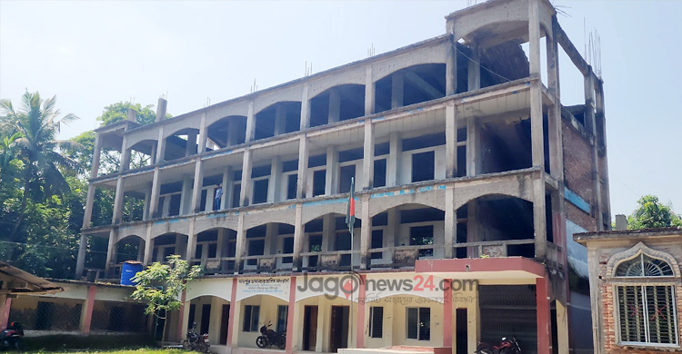 শিক্ষার্থীদের লেখাপড়া শেষ হয়, নতুন ভবনের কাজ শেষ হয় না