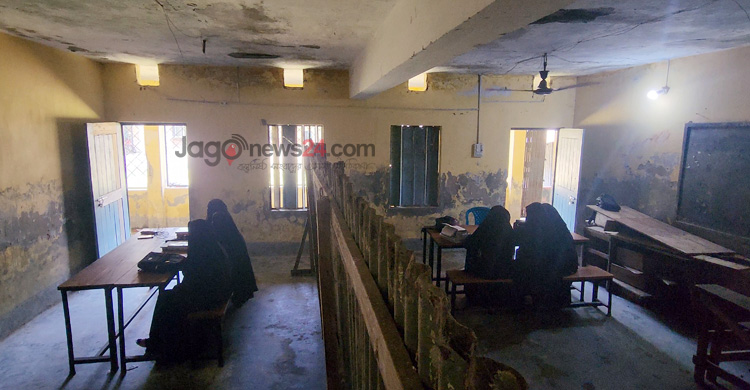 শিক্ষার্থীদের লেখাপড়া শেষ হয়, নতুন ভবনের কাজ শেষ হয় না