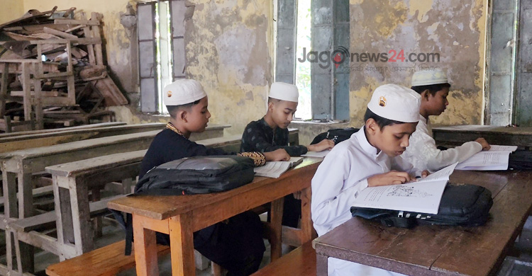 শিক্ষার্থীদের লেখাপড়া শেষ হয়, নতুন ভবনের কাজ শেষ হয় না