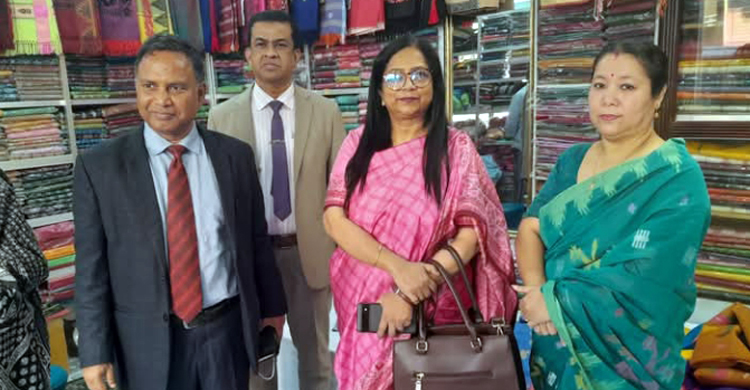 কাঁধে ঋণের বোঝা চাপলেও সফলতার সুখ জোটে না নারীর কপালে