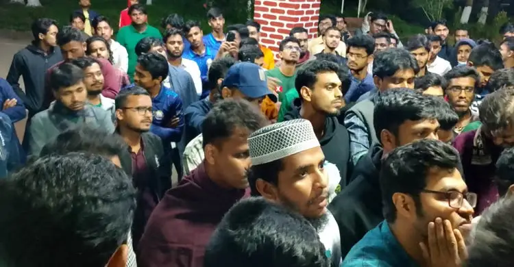 শিক্ষার্থীদের আন্দোলন: শাকসুর তারিখ পরিবর্তনের আশ্বাস প্রশাসনের