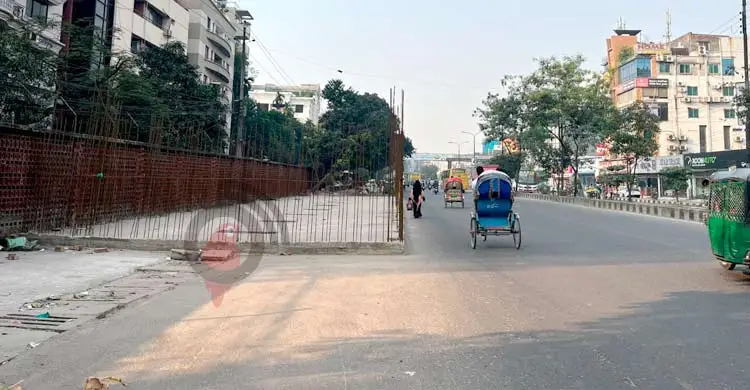 ব্যস্ততম সড়ক-ফুটপাত দখল করে সিটি করপোরেশনের স্থাপনা