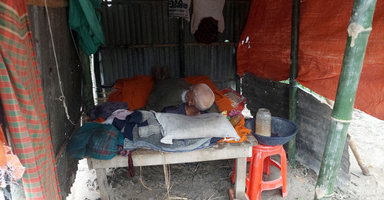 শেষ বয়সে খুপরিতে দিন কাটছে প্রবাসীর, পাশে নেই স্ত্রীসহ স্বজনরা