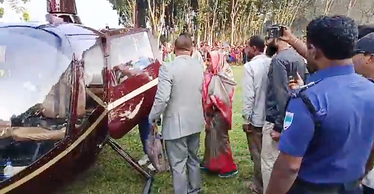 হেলিকপ্টারে চড়িয়ে মায়ের শখ পূরণ করলেন ছেলে