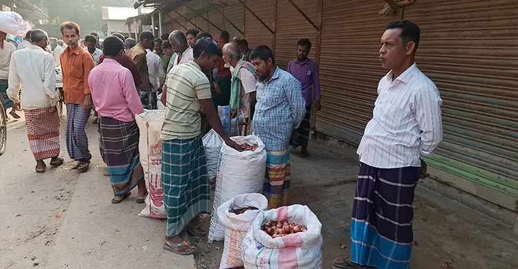 রাজবাড়ীতে দাম বেড়েছে পেঁয়াজের, মণ ৪১০০ টাকা