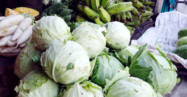 রংপুরে দাম কমেছে পেঁয়াজ-কাঁচামরিচের