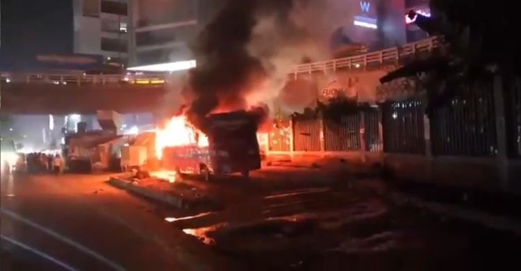 রামপুরায় টিভি গেটের সামনে বাসে আগুন