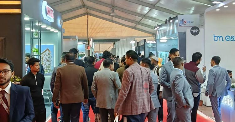 ছুটির দিনে আবাসন মেলায় ক্রেতা-দর্শনার্থীর ভিড়