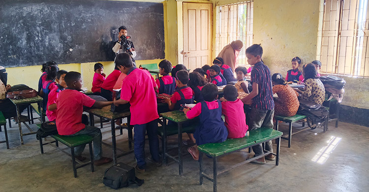 ভবন আছে শিক্ষক নেই, এক কক্ষেই চলে ৩ ক্লাসের পাঠদান