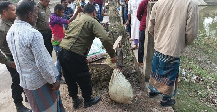 ‎সরকারি পুকুরের মাছ ভাগাভাগি করে নিলেন ইউএনও-কর্মকর্তারা