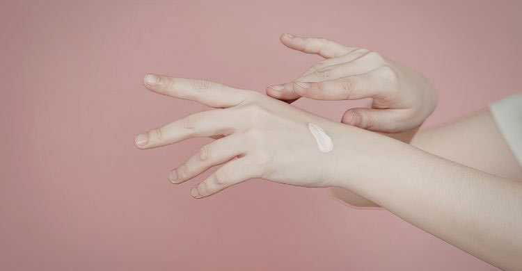 শীতের রাতে হাতে–পায়ে তেল মাখবেন নাকি লোশন