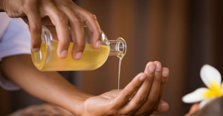 শীতের রাতে হাতে–পায়ে তেল মাখবেন নাকি লোশন