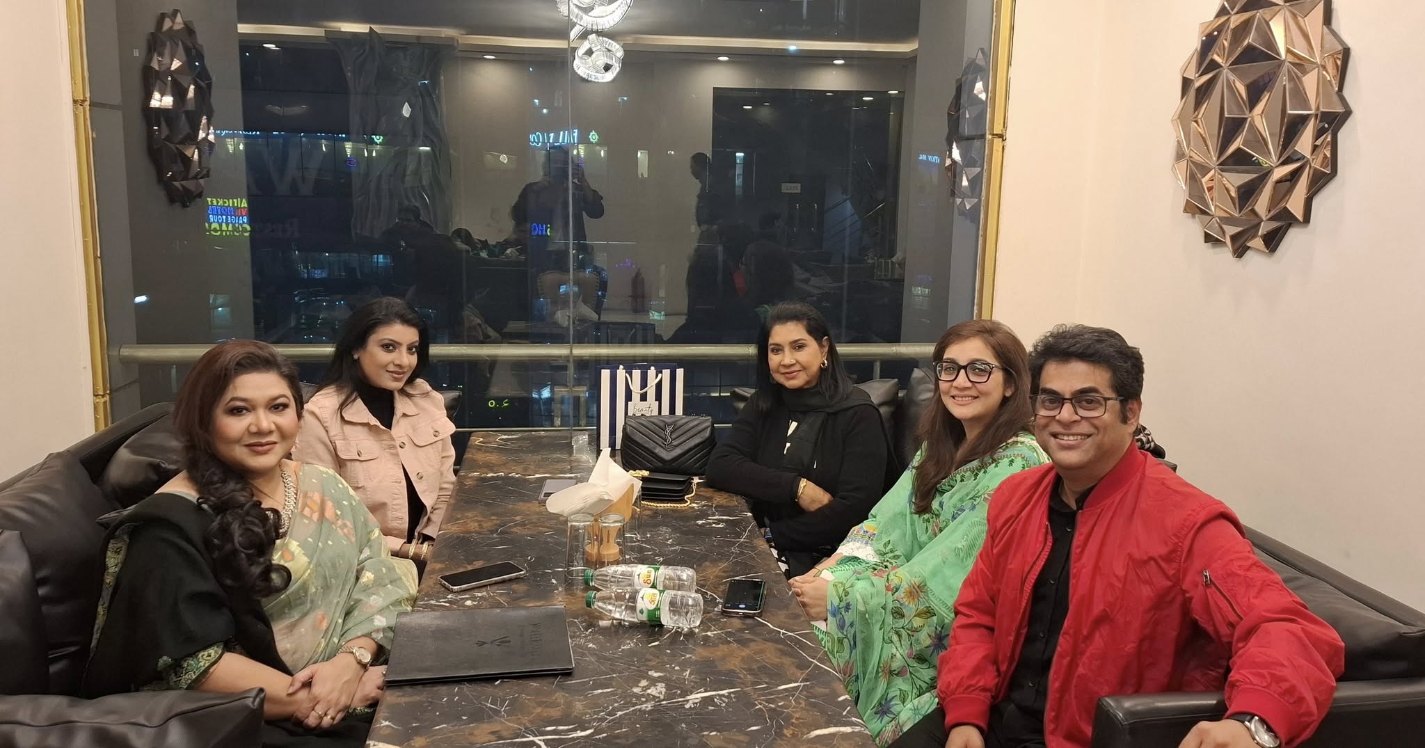 ওমরাহ করে দেশে বেড়াতে এসেছেন রিয়া