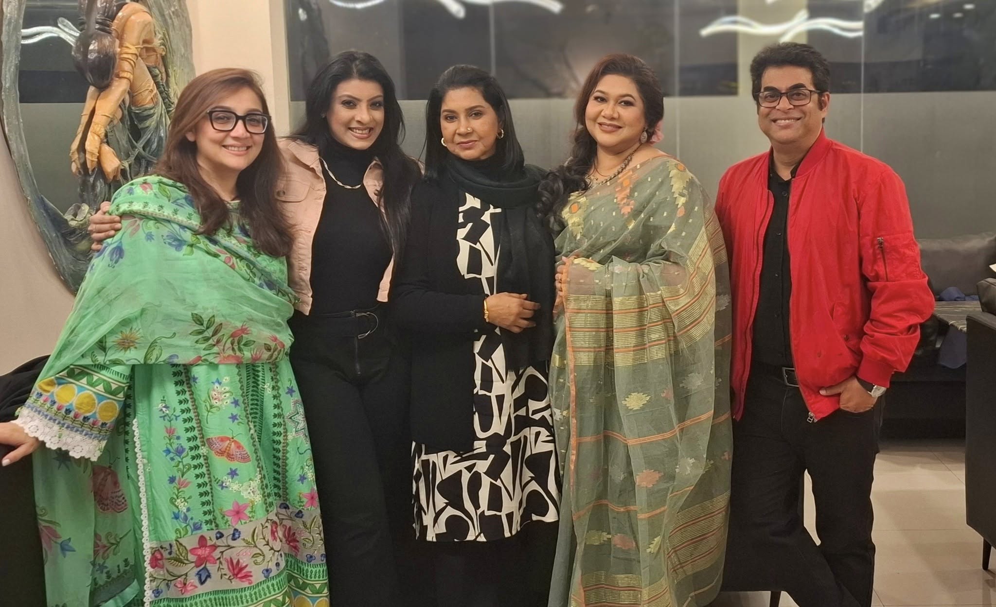 ওমরাহ করে দেশে বেড়াতে এসেছেন রিয়া