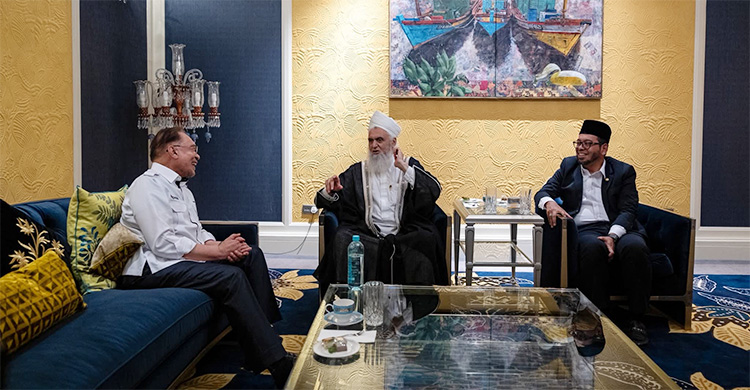 মসজিদ আল-আকসার ইমামের সঙ্গে আনোয়ার ইব্রাহিমের সাক্ষাৎ