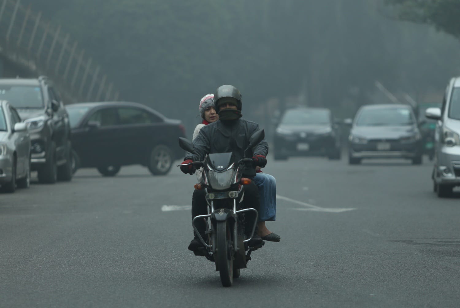 আলো-ছায়ার লুকোচুরি, কুয়াশায় মোড়া ঢাকার সকাল