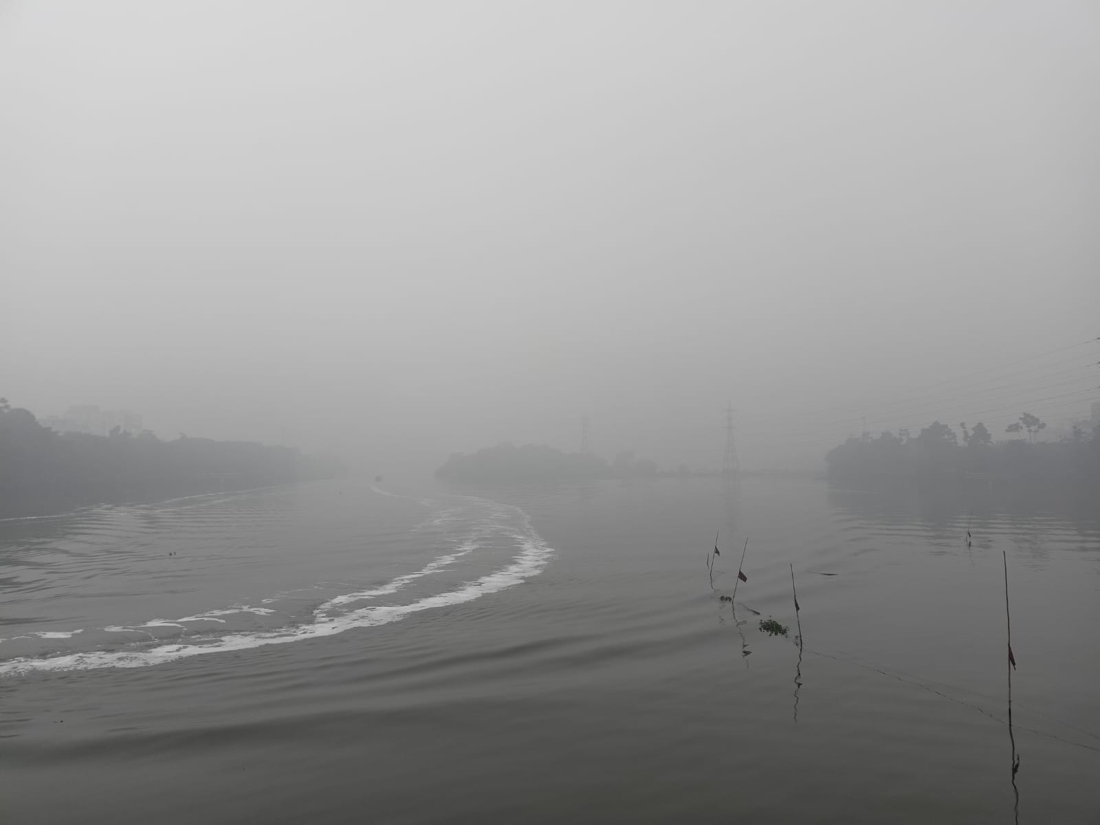 আলো-ছায়ার লুকোচুরি, কুয়াশায় মোড়া ঢাকার সকাল