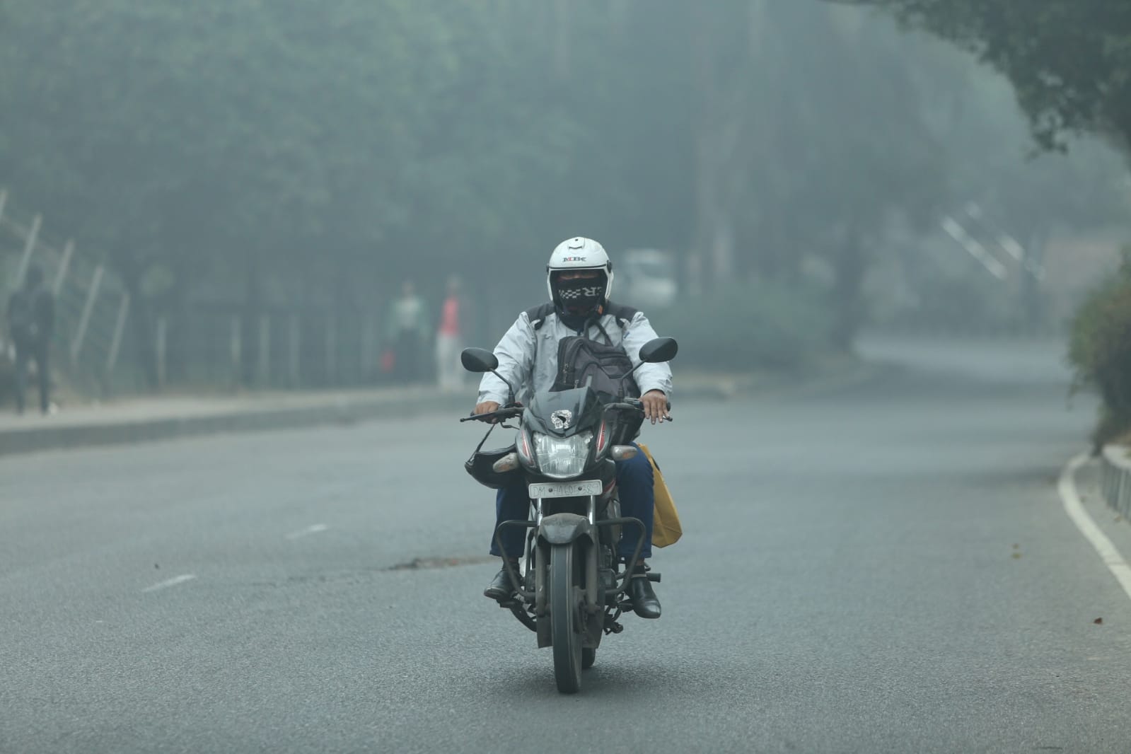 আলো-ছায়ার লুকোচুরি, কুয়াশায় মোড়া ঢাকার সকাল