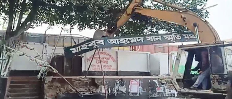 ভাষা সৈনিকের নামে তৈরি মঞ্চের স্থান এখন পাবলিক টয়লেট