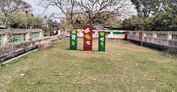 একটি ফুল দিয়েও শ্রদ্ধা জানালো না কেউ, দিনভর ফাঁকা শহীদ মিনার