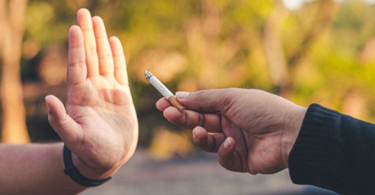 ইফতারের পরপরই ধূমপান স্ট্রোকের ঝুঁকি বাড়ায়