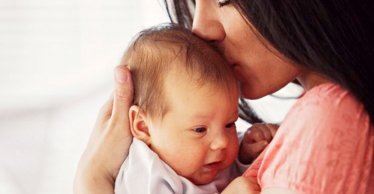 নবজাতকের কানের কাছে চুমু ডেকে আনতে পারে বিপদ