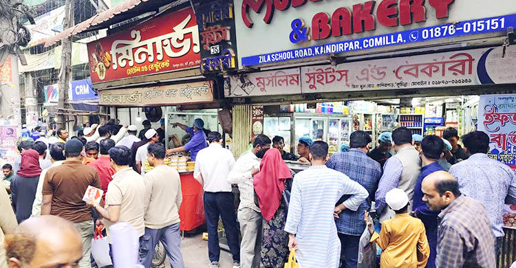 কুমিল্লায় জমজমাট ইফতার বাজার